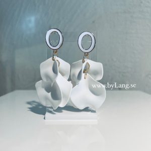 Örhängen – Vita blad med ring