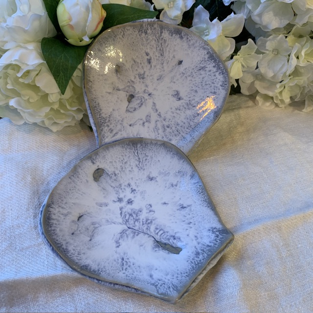 Handkavlad Snäcka Assiette ”Blå pärlemo chamotte ” Sundboden Design - Bild 3