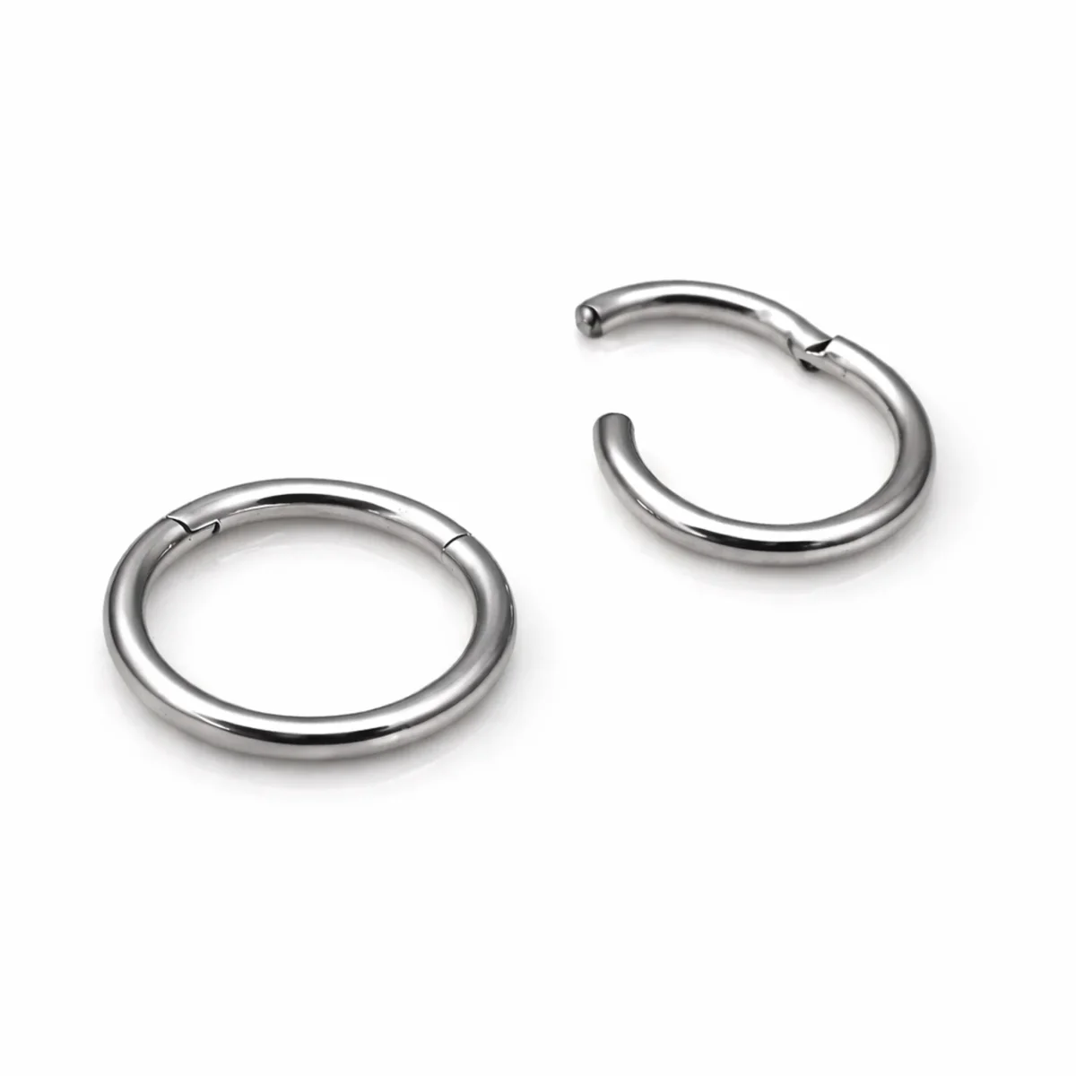 Clicker i titan - Slät segment ring - Piercingsmycke